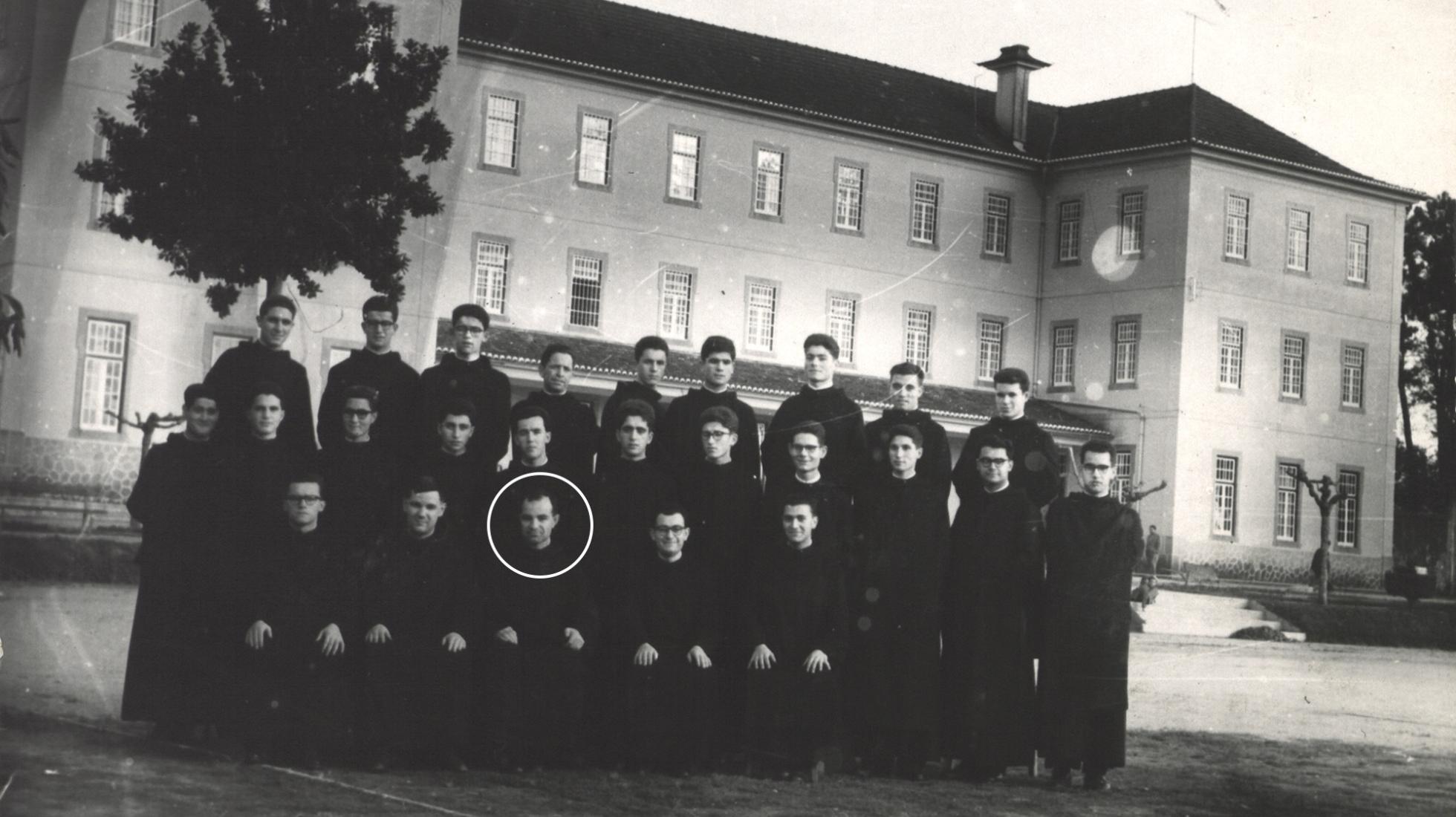 Grupo de Noviços e Neo-professos com os Mestres. 1961-62.